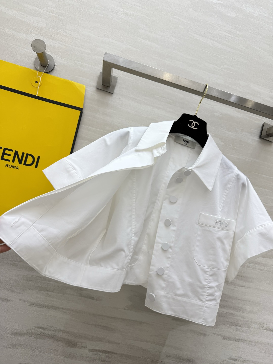 ✨FEND♡²⁶短款翻领白衬衫 极简主义爱好者的天菜单品！利落翻领短款廓形 轻松拉高腰线 隐藏式门襟设计