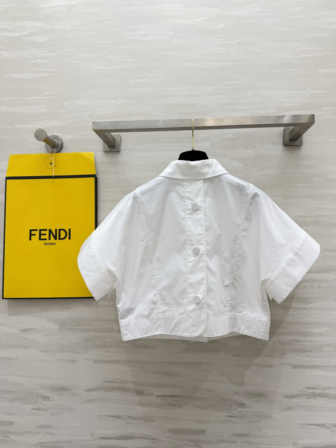 ✨FEND♡²⁶短款翻领白衬衫 极简主义爱好者的天菜单品！利落翻领短款廓形 轻松拉高腰线 隐藏式门襟设计