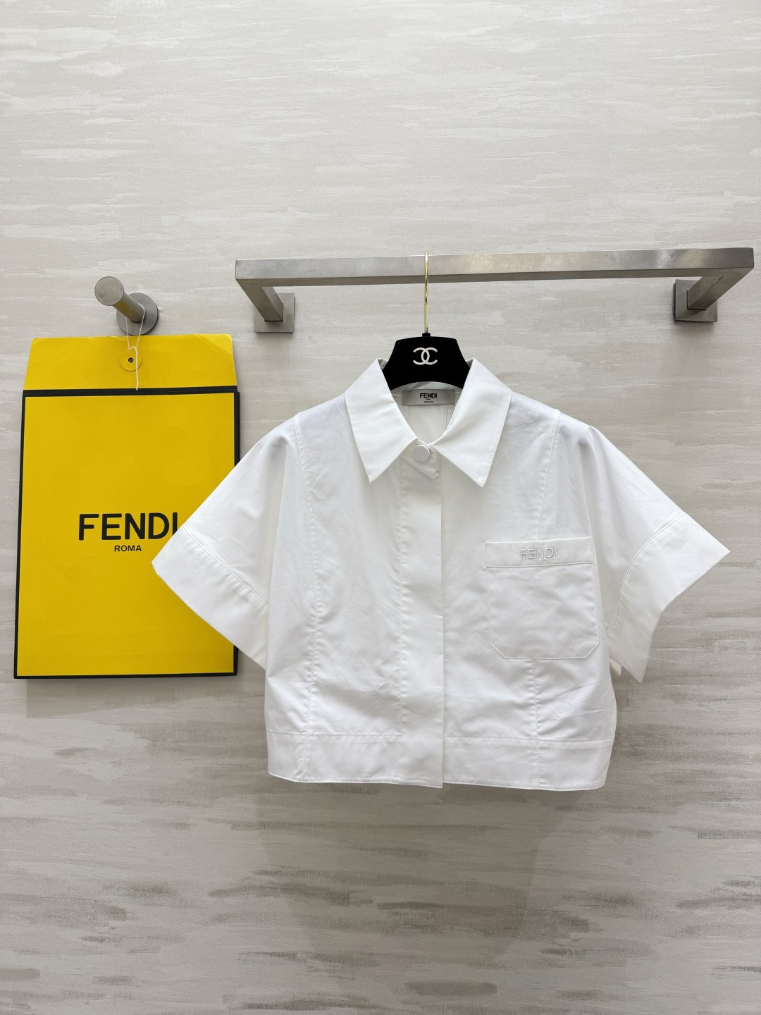NO:859684,FEND short lapel white shirt is a heavenly item for minimalism lovers!  The short silhouette with neat lapels can easily raise the waistline. The hidden placket design is clean and high-end. The brand embroidered pocket on the chest is low-key and recognizable. The high-count cotton fabric is crisp and stylish. It comes with a texture filter. It looks super stylish with jeans and skirts!  Suitable for daily commuting!  High-quality customization, available in stock first size S/M/ (S size bust 96, length 42), Fendi-clothing, fendi, fendi, skirts, jeans, shirts,19860909FEND短款翻领白衬衫 极简主义爱好者的天菜单品！利落翻领短款廓形 轻松拉高腰线 隐藏式门襟设计 干净又高级 胸前品牌刺绣口袋低调又有辨识度 高支棉面料挺括有型 自带质感滤镜 搭配牛仔裤、半裙都超有格调！日常通勤都适配！高品质定制 现货首发sizeS/M/（s码胸围96,衣长42）,芬迪-服装,fendi,fendi,skirts,jeans,shirts,,Women's clothing