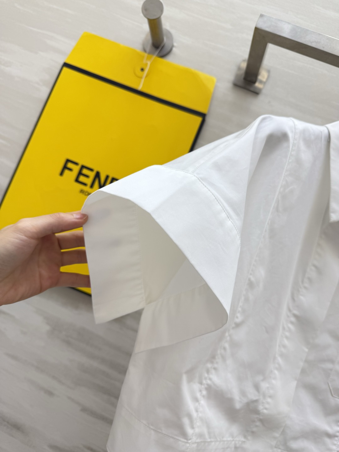✨FEND♡²⁶短款翻领白衬衫 极简主义爱好者的天菜单品！利落翻领短款廓形 轻松拉高腰线 隐藏式门襟设计