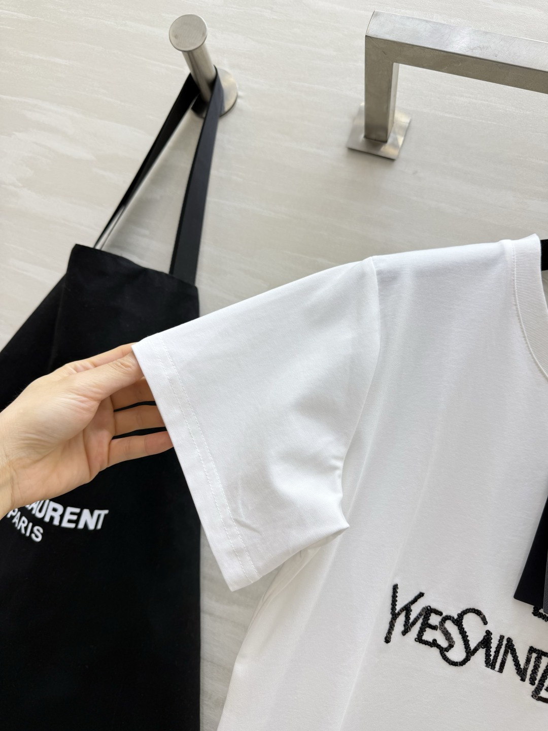 #ysl²⁶春夏新款 重工珠片刺绣🪡短袖T恤 拿捏不费力的高级感🖤🤍 经典logo自带气场 慵懒又显瘦 