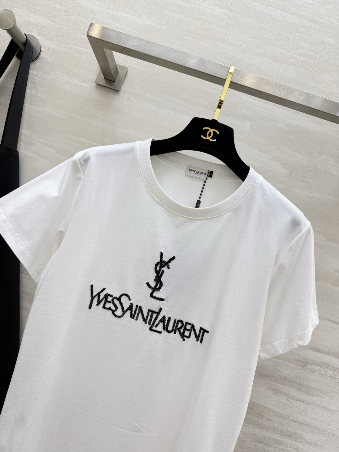 #ysl²⁶春夏新款 重工珠片刺绣🪡短袖T恤 拿捏不费力的高级感🖤🤍 经典logo自带气场 慵懒又显瘦 