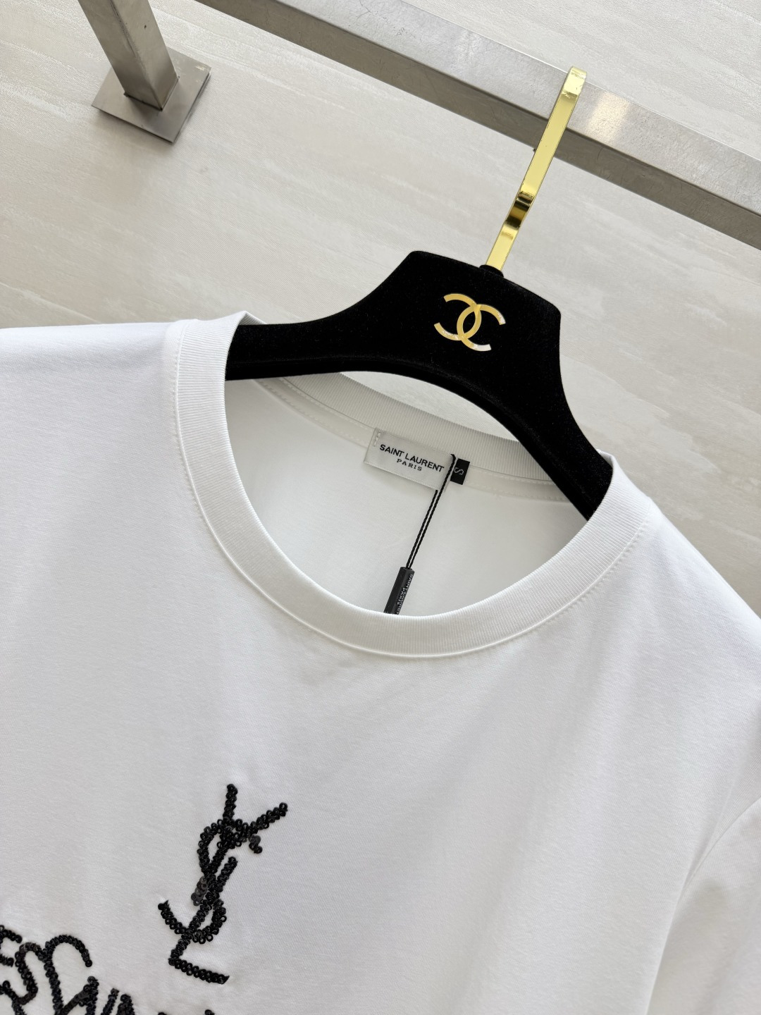 #ysl²⁶春夏新款 重工珠片刺绣🪡短袖T恤 拿捏不费力的高级感🖤🤍 经典logo自带气场 慵懒又显瘦 
