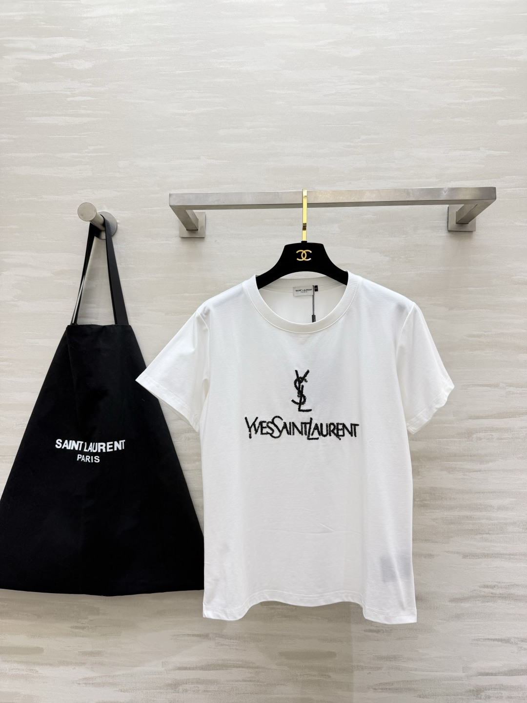 NO:869184,#ysl Spring and Summer New Style Heavy-duty sequin embroidered short-sleeved T-shirt. It has an effortless sense of luxury. The classic logo has its own aura. It is lazy and slim. It is a must-have in your summer wardrobe!  High-quality customization, available in stock first size S/M/L (S size shoulder width 43, bust 96, length 68), saint laurent, T-shirt, tees, t-shirt,19860909#ysl春夏新款 重工珠片刺绣短袖T恤 拿捏不费力的高级感 经典logo自带气场 慵懒又显瘦 夏天的衣柜里必须有它！高品质定制 现货首发sizeS/M/L（s码肩宽43,胸围96,衣长68）,,saint laurent,T-shirt,tees，t-shirt,,Women's clothing