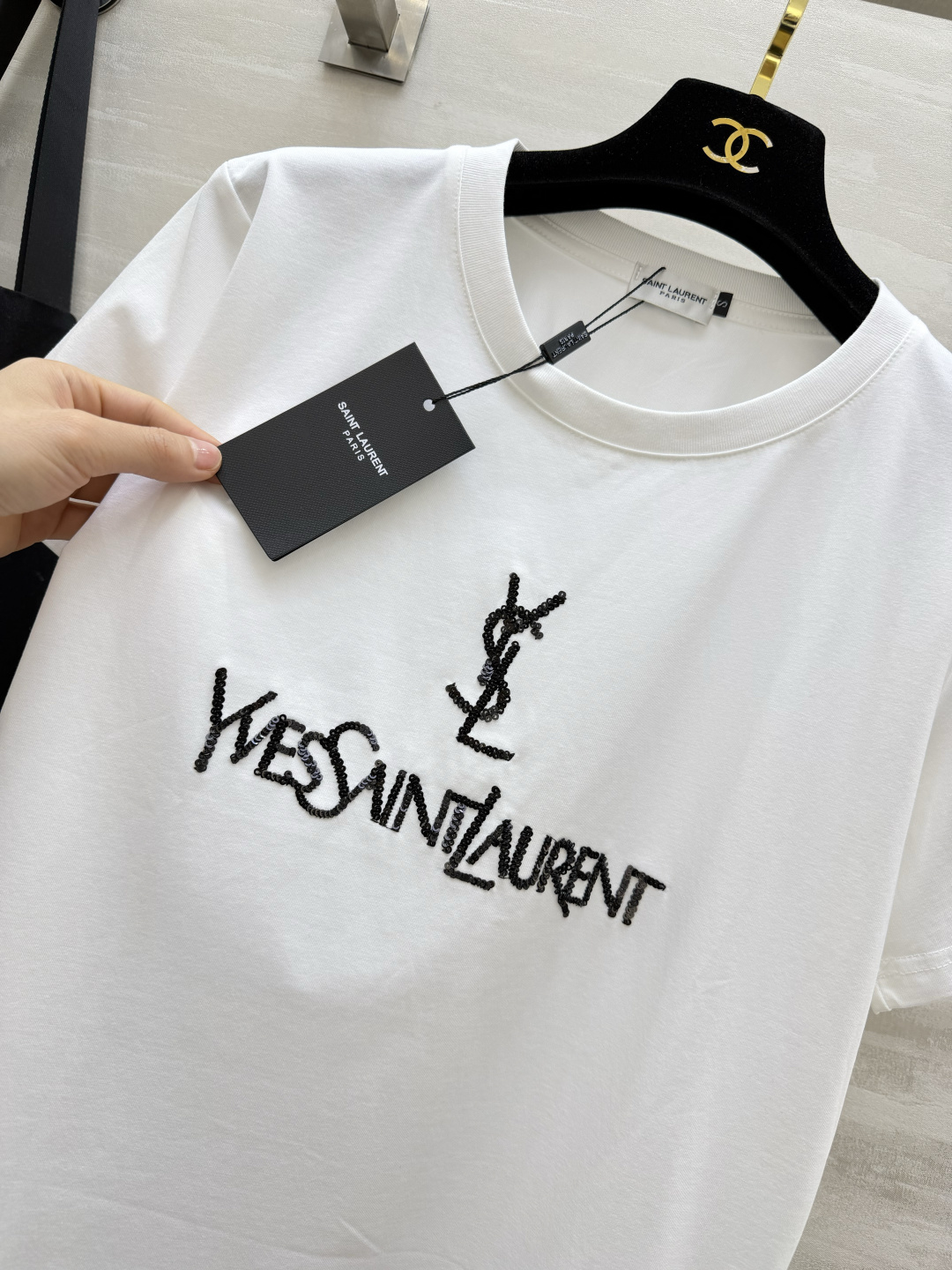 #ysl²⁶春夏新款 重工珠片刺绣🪡短袖T恤 拿捏不费力的高级感🖤🤍 经典logo自带气场 慵懒又显瘦 
