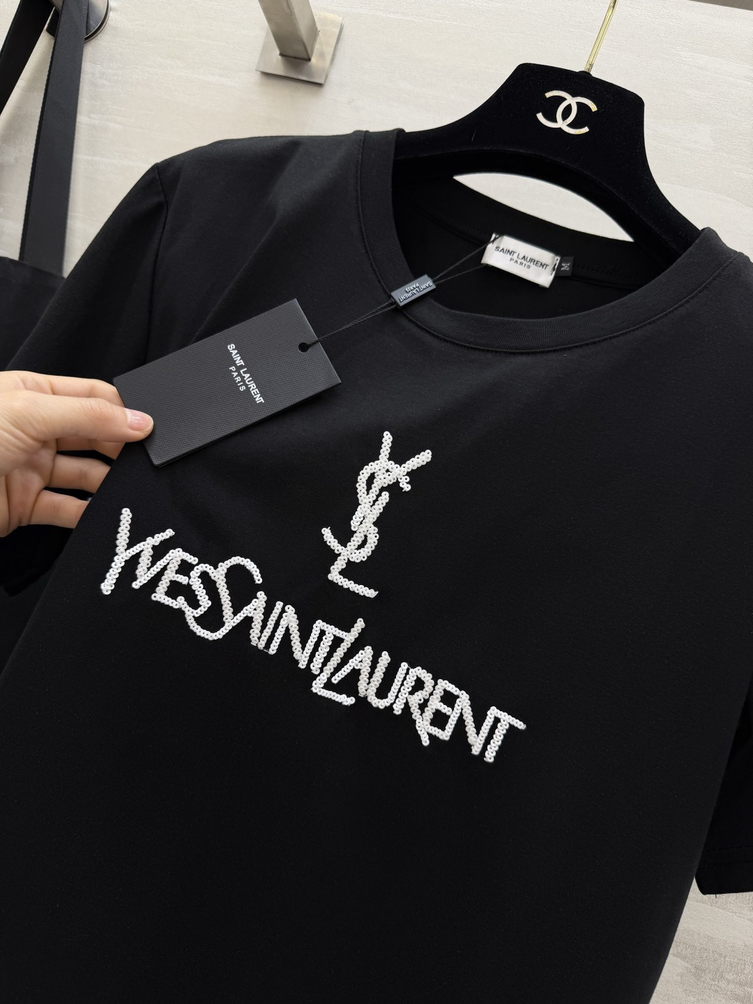 #ysl²⁶春夏新款 重工珠片刺绣🪡短袖T恤 拿捏不费力的高级感🖤🤍 经典logo自带气场 慵懒又显瘦 
