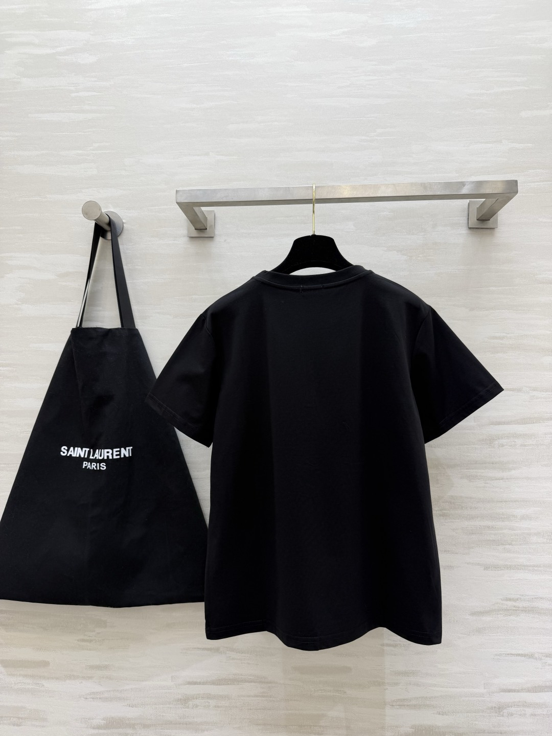 #ysl²⁶春夏新款 重工珠片刺绣🪡短袖T恤 拿捏不费力的高级感🖤🤍 经典logo自带气场 慵懒又显瘦 