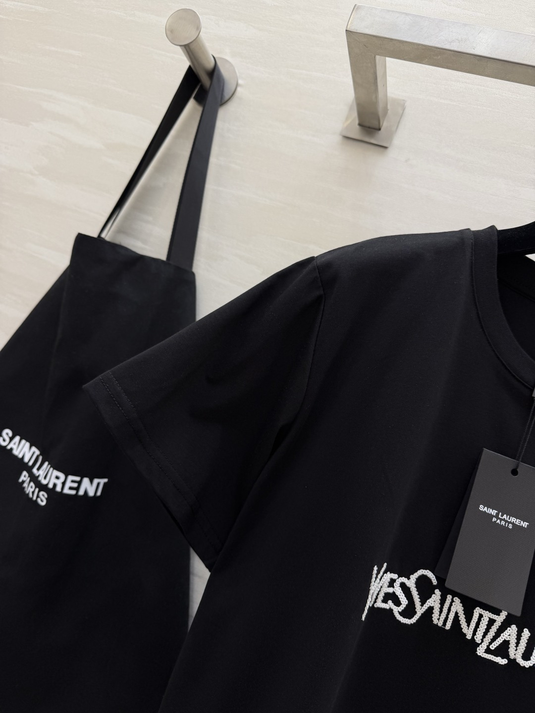 #ysl²⁶春夏新款 重工珠片刺绣🪡短袖T恤 拿捏不费力的高级感🖤🤍 经典logo自带气场 慵懒又显瘦 