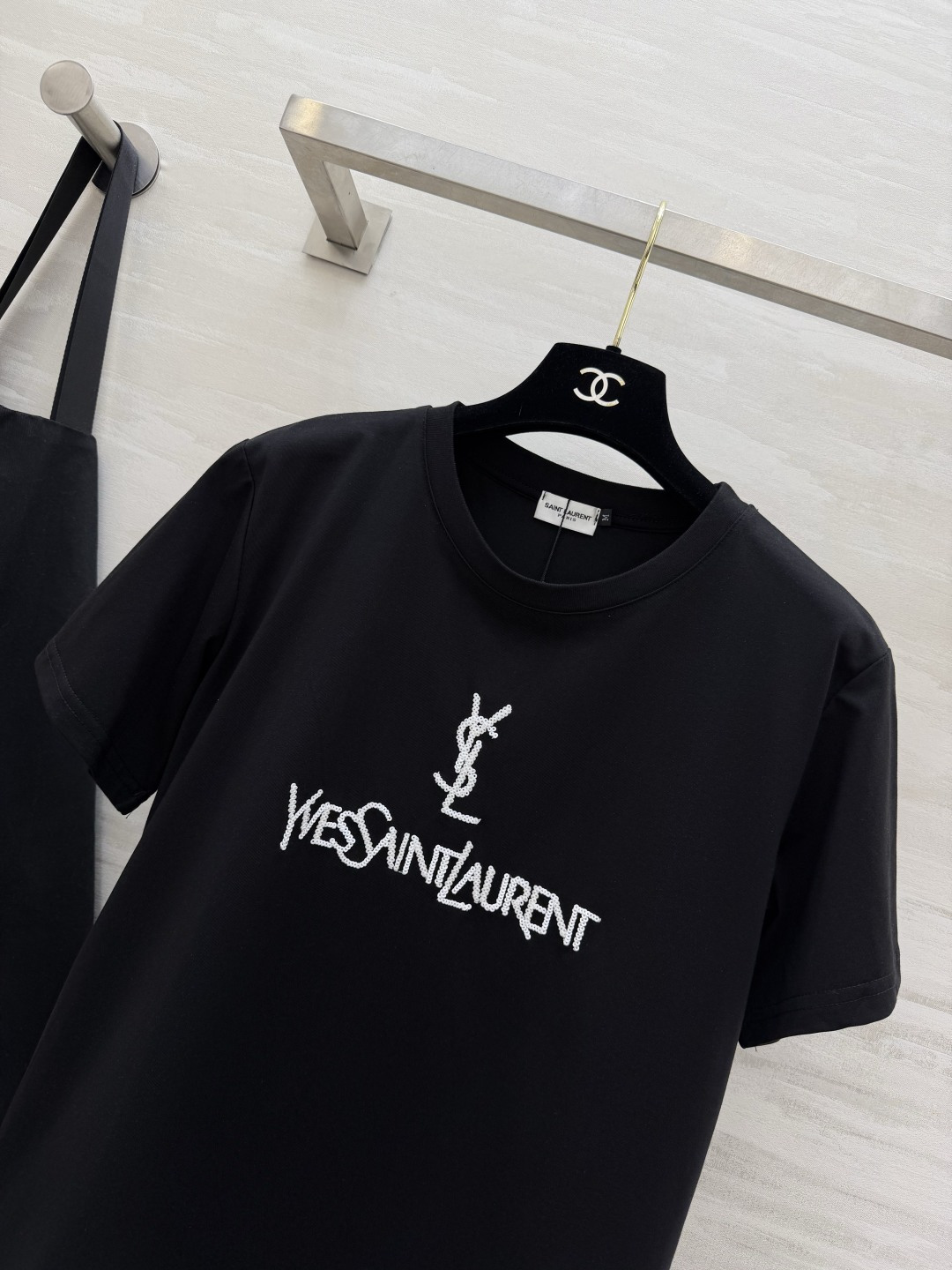 #ysl²⁶春夏新款 重工珠片刺绣🪡短袖T恤 拿捏不费力的高级感🖤🤍 经典logo自带气场 慵懒又显瘦 