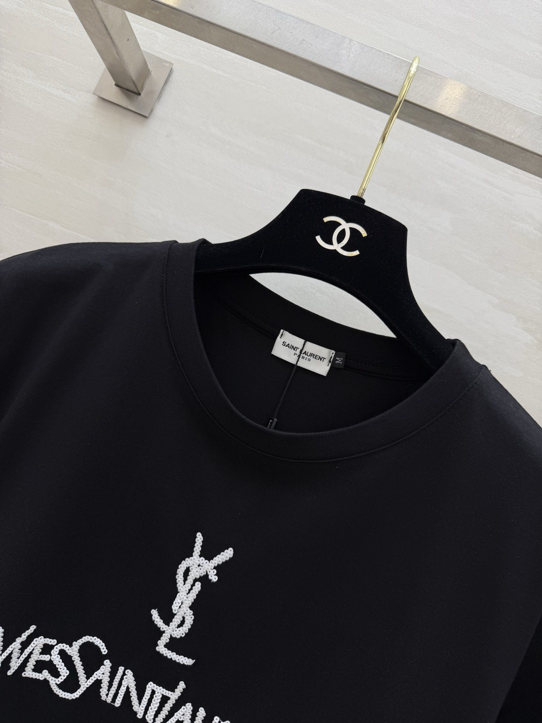 #ysl²⁶春夏新款 重工珠片刺绣🪡短袖T恤 拿捏不费力的高级感🖤🤍 经典logo自带气场 慵懒又显瘦 
