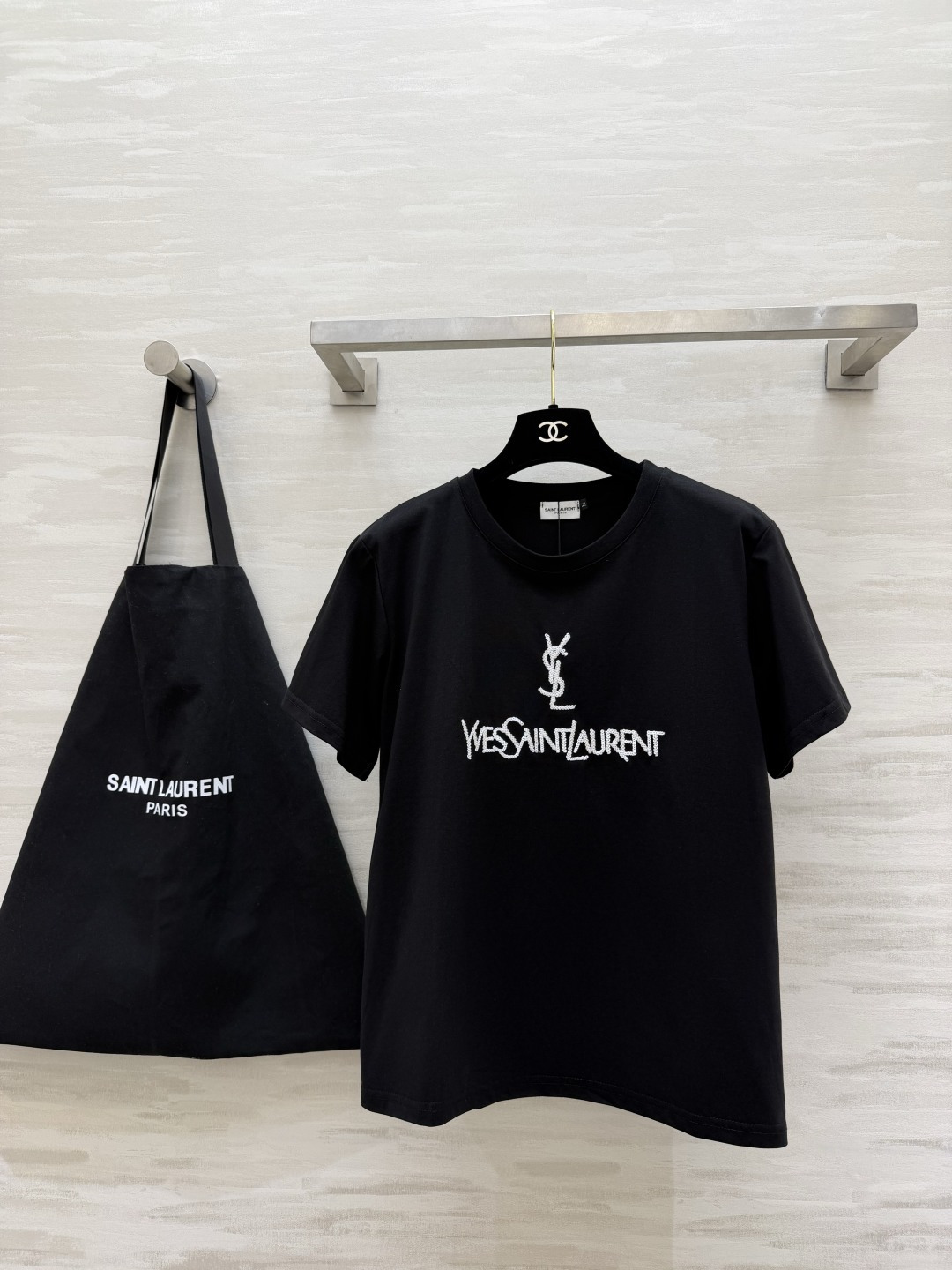NO:859673,#ysl Spring and Summer New Style Heavy-duty sequin embroidered short-sleeved T-shirt. It has an effortless sense of luxury. The classic logo has its own aura. It is lazy and slim. It is a must-have in your summer wardrobe!  High-quality customization, available in stock first size S/M/L (S size shoulder width 43, bust 96, length 68), Saint Laurent-clothing, saint laurent, saint laurent, T-shirt, tees, t-shirt,19860909#ysl春夏新款 重工珠片刺绣短袖T恤 拿捏不费力的高级感 经典logo自带气场 慵懒又显瘦 夏天的衣柜里必须有它！高品质定制 现货首发sizeS/M/L（s码肩宽43,胸围96,衣长68）,圣罗兰-服装,saint laurent,saint laurent,T-shirt,tees，t-shirt,,Women's clothing
