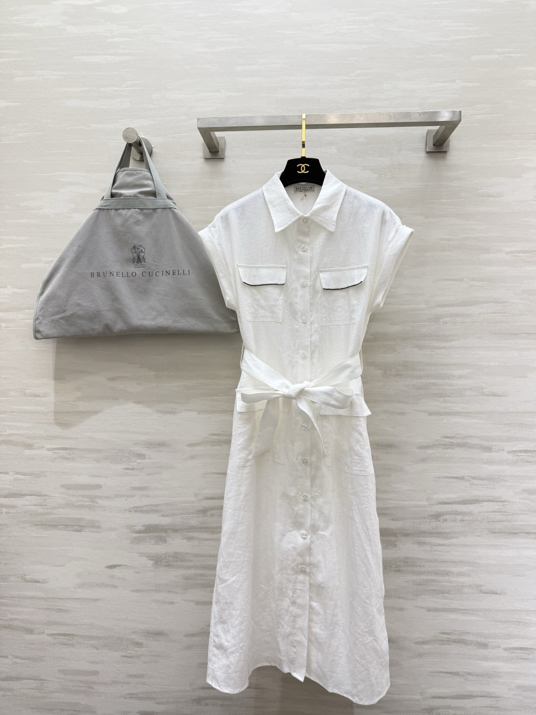 NO:859641,Brunello Cucinell linen shirt dress | A summer answer with a sense of relaxation. Natural linen texture. Breathable and not stuffy. Lapel work pockets. Neat and gentle. Belt of the same color to tighten the waist. It hides the muscles and looks slim. Available in white/apricot. Can be worn for commuting and vacation. Wearing it will give you a gentle and high-end atmosphere. High-quality customization. Available in stock first size S/M/L (bust size S: 94, length 111), women's clothing, brunello  cucinelli,skirts,shirts,19860909Brunello Cucinell亚麻衬衫裙｜自带松弛感的夏日答卷 天然亚麻肌理 透气不闷汗 翻领工装口袋 利落又温柔 同色系腰带收腰 藏肉显瘦绝了 白/杏色两色可选 通勤度假都能穿 穿上就是温柔又高级的氛围感美女高品质定制 现货首发sizeS/M/L（s码胸围94,衣长111）,女装,brunello cucinelli,skirts,shirts,,Women's clothing