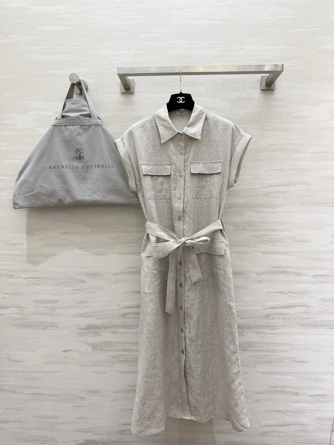 NO:859653,Brunello Cucinell linen shirt dress | A summer answer with a sense of relaxation. Natural linen texture. Breathable and not stuffy. Lapel work pockets. Neat and gentle. Belt of the same color to tighten the waist. It hides the muscles and looks slim. Available in white/apricot. Can be worn for commuting and vacation. Wearing it will give you a gentle and high-end atmosphere. High-quality customization. Available in stock first size S/M/L (bust size S: 94, length 111), women's clothing, brunello  cucinelli,skirts,shirts,19860909Brunello Cucinell亚麻衬衫裙｜自带松弛感的夏日答卷 天然亚麻肌理 透气不闷汗 翻领工装口袋 利落又温柔 同色系腰带收腰 藏肉显瘦绝了 白/杏色两色可选 通勤度假都能穿 穿上就是温柔又高级的氛围感美女高品质定制 现货首发sizeS/M/L（s码胸围94,衣长111）,女装,brunello cucinelli,skirts,shirts,,Women's clothing