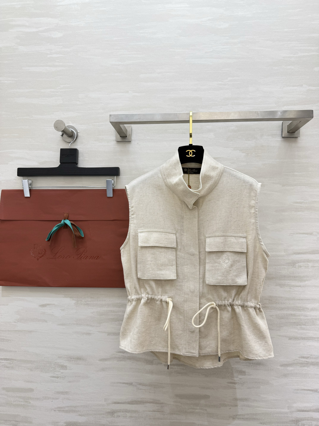 NO:859628,LoroPian linen workwear vest｜Contracts your sense of matching throughout spring and summer. Natural linen blended fabric with built-in breathable cooling buff. Stand-up collar workwear large pocket design. Neat and hidden. The drawstring at the waist can be retracted and retracted. Easy to control the proportions. Available in white/raw linen. Very stylish when worn alone or layered. Suitable for commuting/leisure/vacation. The all-purpose matching king in the wardrobe. High-quality customization.  Available in stock first size S/M/L (S size bust 98, length 55), women's clothing, loro piana,19860909LoroPian亚麻工装马甲｜承包你整个春夏的搭配感 天然亚麻混纺面料 自带透气降温buff 立领工装大口袋设计 利落又藏肉 腰间抽绳可收可放 轻松拿捏随性比例 白/原麻两色可选 单穿叠穿都超有范儿 通勤/休闲/度假都能搭 衣柜里的万能搭配王高品质定制 现货首发sizeS/M/L（s码胸围98,衣长55）,女装,loro piana,,Women's clothing