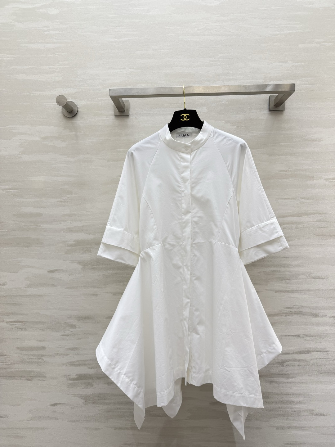 NO:859599,Alaia｜Not simple!  White shirt dress with a waist-cinching feel. Alaia's items always surprise people. It is by no means a simple white shirt dress. The waist-cinching side skirt is super beautiful. High-quality customization. Available in stock first size S/M/L (S size bust 86, skirt length 80-92), women's clothing, alaia, skirts,19860909Alaia｜不简单！自带收腰感 白色衬衣裙 Alaia的单品总是让人惊喜 绝不是一件简单的白衬衣裙 收腰侧边裙摆超级美丽 高品质定制 现货首发sizeS/M/L（s码胸围86,裙长80-92）,女装,alaia,skirts,,Women's clothing