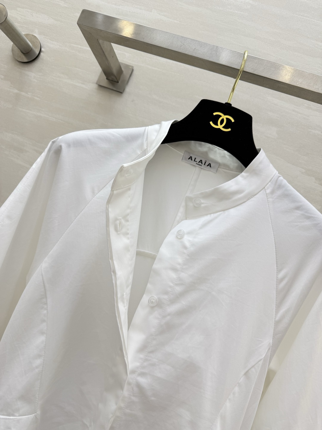 Alaia｜不简单！自带收腰感 白色衬衣裙 Alaia的单品总是让人惊喜 绝不是一件简单的白衬衣裙 收腰