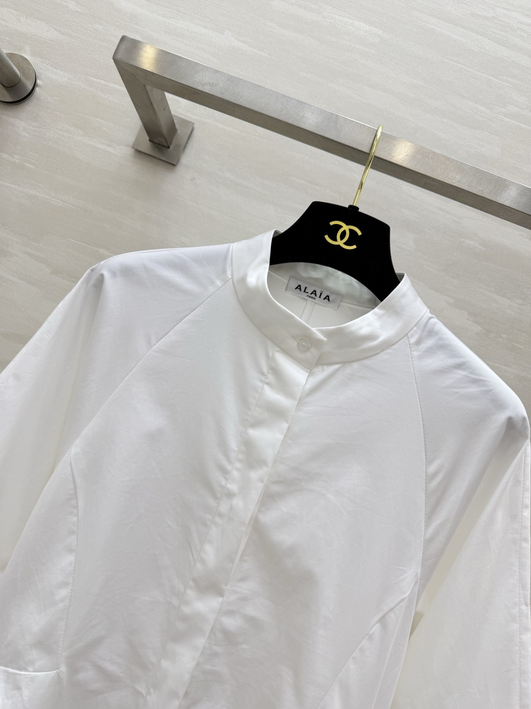 Alaia｜不简单！自带收腰感 白色衬衣裙 Alaia的单品总是让人惊喜 绝不是一件简单的白衬衣裙 收腰