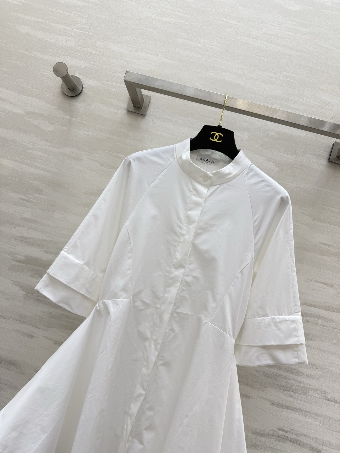 Alaia｜不简单！自带收腰感 白色衬衣裙 Alaia的单品总是让人惊喜 绝不是一件简单的白衬衣裙 收腰