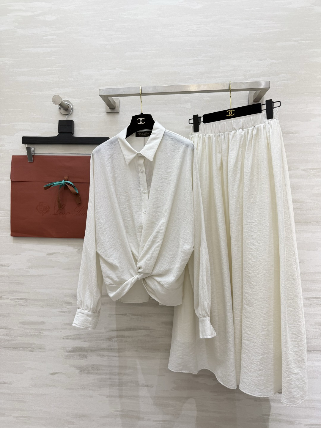 NO:859579,Loro Piana｜White Moonlight Suit｜Wear the tenderness of summer on your body. Loose twisted shirt + full skirt has a sense of laziness and relaxation. Breathable cotton and linen fabrics have a full drape. It is also refreshing to wear in summer. The kink design optimizes the proportion. The large hem hides flesh and is elegant. The whole set is matched with the same color. You don’t have to worry about matching and it is super elegant. It can be worn for commuting, dating, and outings!  Wearing it is synonymous with gentleness. High-quality customization. Sold separately in sizes S/M/L (S size bust 106, dress length 60, skirt elastic waist 64, skirt length 89) shirt 300, skirt., women's clothing, loro piana, skirts, shirts,19860909Loro Piana｜白月光套装｜把夏天的温柔穿在身上 宽松扭结衬衫+大摆半裙 自带慵懒松弛感 透气棉麻面料垂坠感拉满 夏天穿也清爽 扭结设计优化比例 大裙摆藏肉又飘逸 整套同色系搭配 不用费心搭配也超有气质 通勤、约会、出游都能穿！穿上就是温柔的代名词高品质定制 分开发售sizeS/M/L（s码胸围106,衣长60,半裙弹力腰围64,裙长89）衬衣300,半裙.,女装,loro piana,skirts,shirts,,Women's clothing