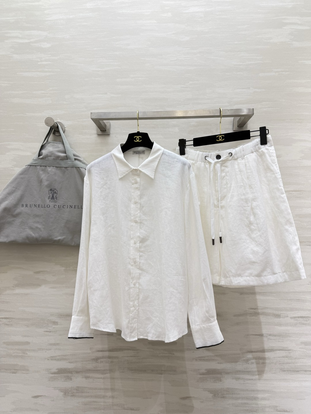 NO:859605,Brunello Cucinell linen series Summer relaxing ceiling Natural linen blended fabric with built-in breathable cooling buff Loose shirt High-waisted drawstring shorts Neat and casual Bead chain details embellished with simplicity and a sense of luxury The whole set of the same color matching No need to worry about matching but super elegant Can be worn for commuting/leisure/vacation Wearing it is synonymous with refreshing old money High-quality customization  Available in stock first size S/M/L (S size shoulder width 42, bust 106, length 64, shorts waist 66, hips 104, pants length 47) shirts, medium pants 300, women's clothing, brunello cucinelli, shorts, shirts,19860909BrunelloCucinell亚麻系列 夏日松弛感天花板 天然亚麻混纺面料 自带透气降温buff 宽松衬衫 高腰抽绳短裤 利落又随性 珠链细节点缀 简约中透着高级感 整套同色系搭配 不用费心搭配也超有气质 通勤/休闲/度假都能穿 穿上就是清爽老钱的代名词 高品质定制 现货首发sizeS/M/L（s码肩宽42,胸围106,衣长64,短裤腰围66,臀围104,裤长47）衬衣,中裤300,女装,brunello cucinelli,shorts,shirts,,Women's clothing