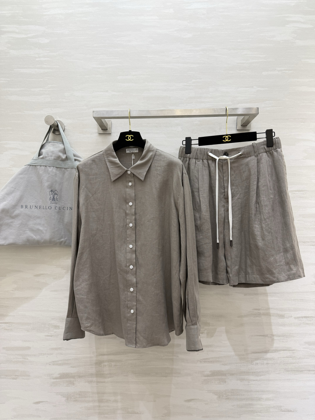 NO:859622,Brunello Cucinell linen series Summer relaxing ceiling Natural linen blended fabric with built-in breathable cooling buff Loose shirt High-waisted drawstring shorts Neat and casual Bead chain details embellished with simplicity and a sense of luxury The whole set of the same color matching No need to worry about matching but super elegant Can be worn for commuting/leisure/vacation Wearing it is synonymous with refreshing old money High-quality customization  Available in stock first size S/M/L (S size shoulder width 42, bust 106, length 64, shorts waist 66, hips 104, pants length 47) shirts, medium pants 300, women's clothing, brunello cucinelli, shorts, shirts,19860909BrunelloCucinell亚麻系列 夏日松弛感天花板 天然亚麻混纺面料 自带透气降温buff 宽松衬衫 高腰抽绳短裤 利落又随性 珠链细节点缀 简约中透着高级感 整套同色系搭配 不用费心搭配也超有气质 通勤/休闲/度假都能穿 穿上就是清爽老钱的代名词 高品质定制 现货首发sizeS/M/L（s码肩宽42,胸围106,衣长64,短裤腰围66,臀围104,裤长47）衬衣,中裤300,女装,brunello cucinelli,shorts,shirts,,Women's clothing