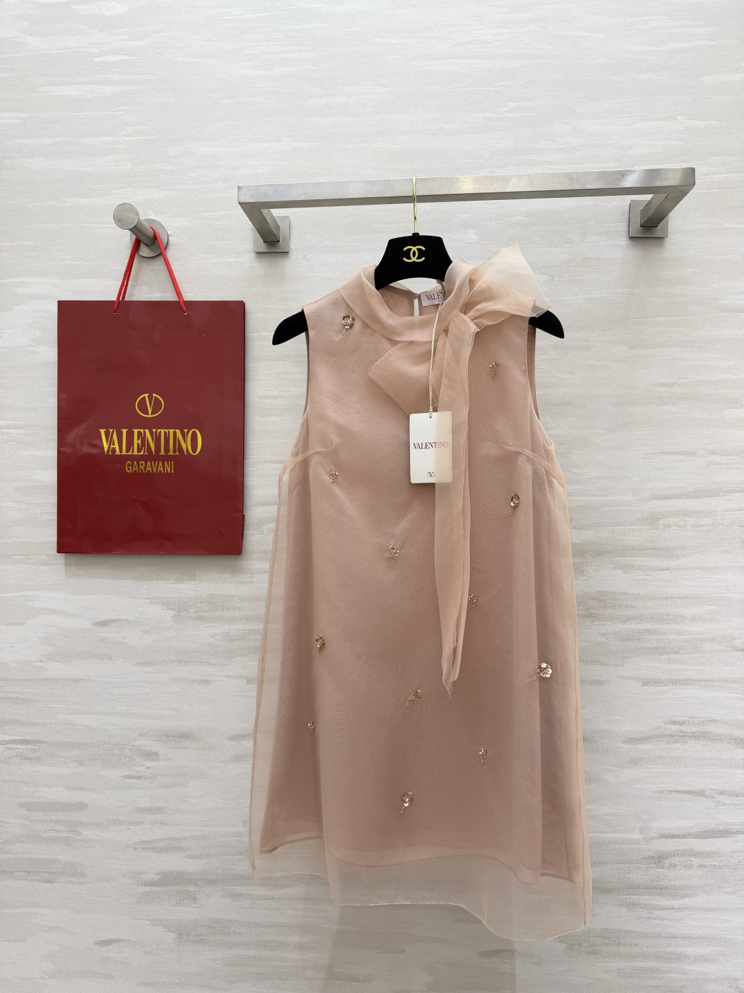 NO:859827,#Valentin nude pink organza beaded sleeveless dress, the flower of wealth in the world, welds gentleness and nobility to the body. Nude pink organza has a hazy and soft light. The neckband design is smart and age-reducing. Handmade beading embellishes the whole body. It is full of details. It is low-key and full of luxury.  Suitable for dates, parties, and formal occasions, you will look like a heroine with a sense of atmosphere when you wear it!  High-quality customization, available in stock first size S/M/L (S size shoulder width 35, bust 88, skirt length 83), Valentino-clothing, valentino, valentino, skirts,19860909#Valentin裸粉欧根纱钉珠无袖连衣裙 人间富贵花本花 把温柔与贵气焊在身上 裸粉色欧根纱自带朦胧柔光感 领口飘带设计灵动又减龄手工钉珠点缀全身 细节感拉满 低调中藏满奢华 A字娃娃裙版型不挑身材 藏肉显瘦一绝！约会、聚会、正式场合全hold住,穿上就是氛围感女主！高品质定制 现货首发sizeS/M/L（s码肩宽35,胸围88,裙长83）,华伦天奴-服装,valentino,valentino,skirts,,Women's clothing
