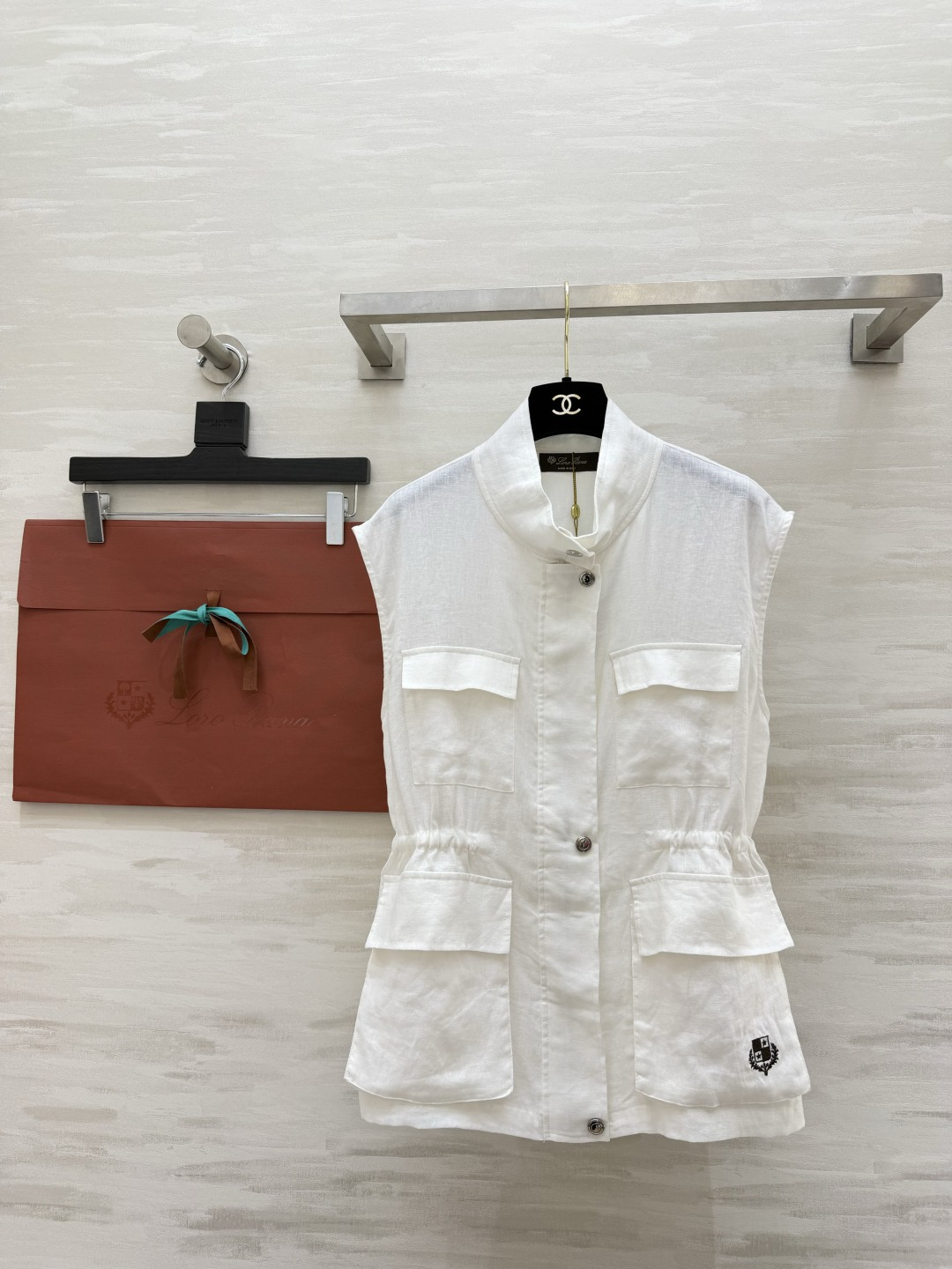 NO:859308,Loro Pian linen work vest is natural linen, with a lazy texture. Waist drawstring design, instantly transforms into a 37-point figure. Multi-pocket work style, suitable for commuting/vacation. It is a must-have style for summer. It is breathable and not sweaty. It goes well with white T and shirts. It is easy to hold and relax with a noble feeling. High-quality customization. Available in stock first size S/M/L (S size bust 94, length 54), women's clothing, loro piana, shirts,19860909Loro Pian亚麻工装马甲 天然亚麻,自带慵懒肌理感 收腰抽绳设计,秒变三七分身材 多口袋工装风,通勤/度假都适配 夏天的刚需款,透气不闷汗,搭配白T、衬衫都很绝,轻松拿捏松弛贵气感高品质定制 现货首发sizeS/M/L（s码胸围94,衣长54）,女装,loro piana,shirts,,Women's clothing
