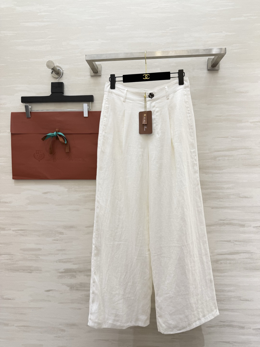 NO:859332,Loro Pian linen wide-leg pants. Natural linen, high-end colors with a sense of texture. High-waisted pleated design, easy to wear to create long legs of 1.8 meters. The drape is full, hiding muscles and making you look slimmer. It does not stick to the legs and does not make you sweaty. It is a 'lazy man's favorite' in summer. It can be worn alone or paired with a vest of the same series. It can create a relaxed and noble feeling with one click. High-quality customization  Available in stock first size S/M/L (S size waist 66, hip 90, pants length 80), women's clothing, loro piana,19860909Loro Pian 亚麻阔腿神裤 天然亚麻,自带肌理感的高级色调 高腰打褶设计,轻松穿出1米8大长腿 垂坠感拉满,藏肉显瘦,不贴腿不闷汗 夏天的“懒人天菜”,单穿或搭同系列马甲都绝,松弛贵气感一键拉满高品质定制 现货首发sizeS/M/L（s码腰围66,臀围90,裤长80）,女装,loro piana,,Women's clothing