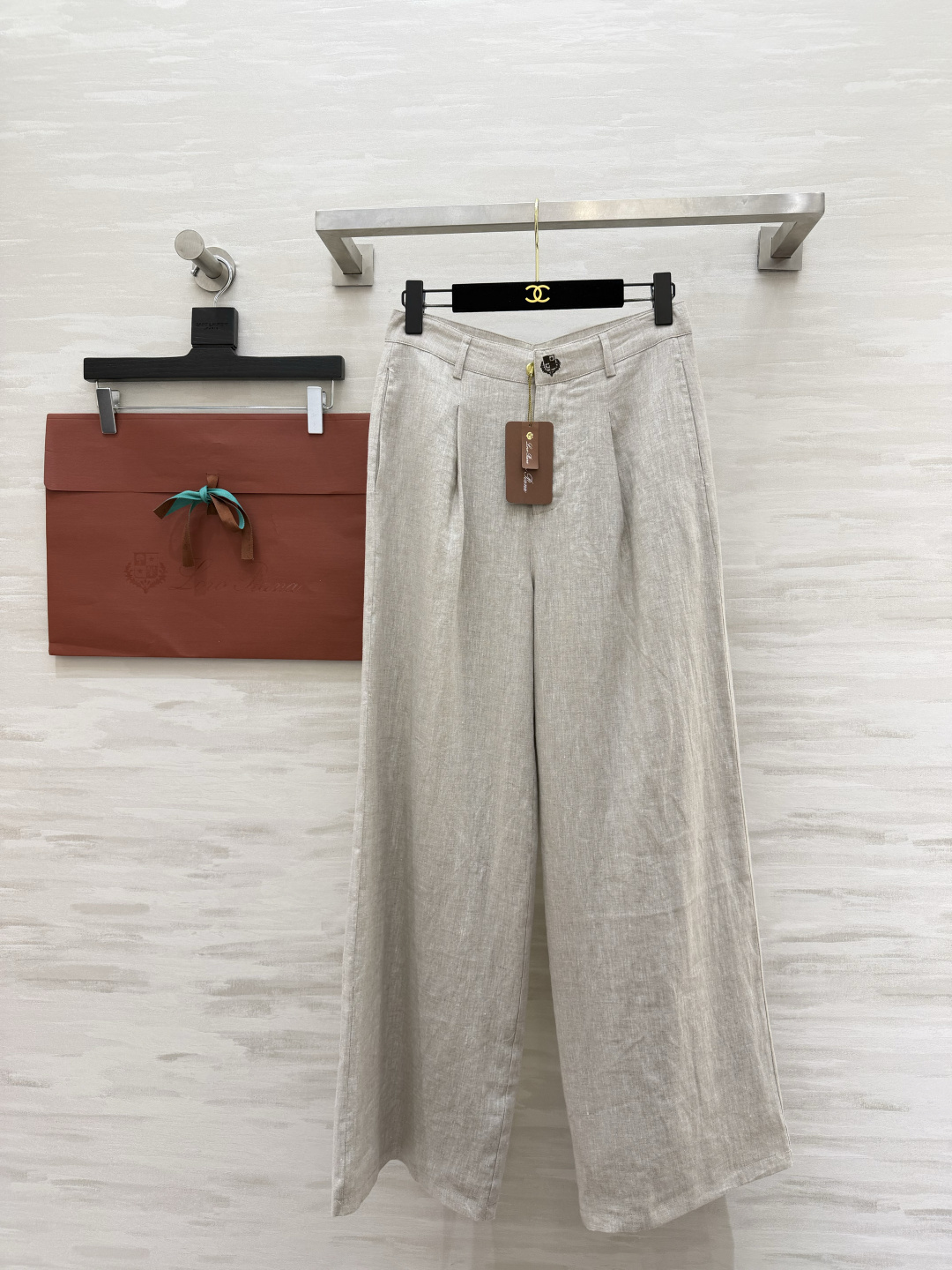 NO:859586,Loro Pian linen wide-leg pants. Natural linen, high-end colors with a sense of texture. High-waisted pleated design, easy to wear to create long legs of 1.8 meters. The drape is full, hiding muscles and making you look slimmer. It does not stick to the legs and does not make you sweaty. It is a 'lazy man's favorite' in summer. It can be worn alone or paired with a vest of the same series. It can create a relaxed and noble feeling with one click. High-quality customization  Available in stock first size S/M/L (S size waist 66, hip 90, pants length 80), women's clothing, loro piana,19860909Loro Pian 亚麻阔腿神裤 天然亚麻,自带肌理感的高级色调 高腰打褶设计,轻松穿出1米8大长腿 垂坠感拉满,藏肉显瘦,不贴腿不闷汗 夏天的“懒人天菜”,单穿或搭同系列马甲都绝,松弛贵气感一键拉满高品质定制 现货首发sizeS/M/L（s码腰围66,臀围90,裤长80）,女装,loro piana,,Women's clothing