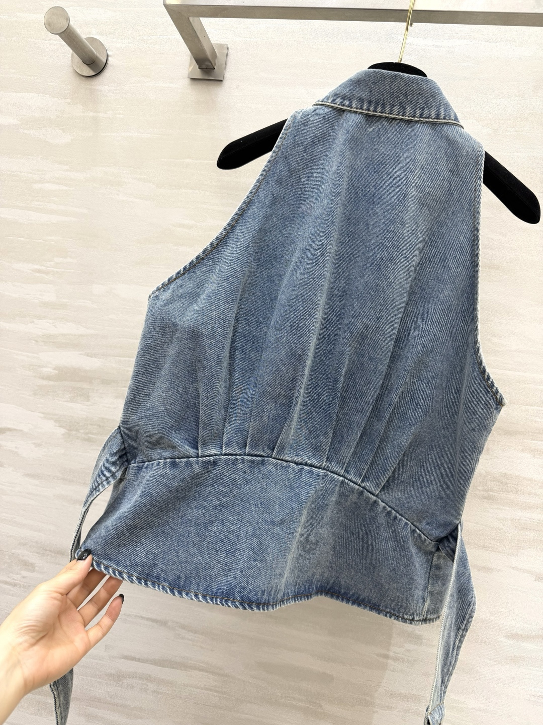 LOEW♡²⁶牛仔挂脖背心 | 夏日私服刚需 水洗做旧牛仔蓝 自带松弛滤镜 翻领+单排扣设计 利落又显瘦
