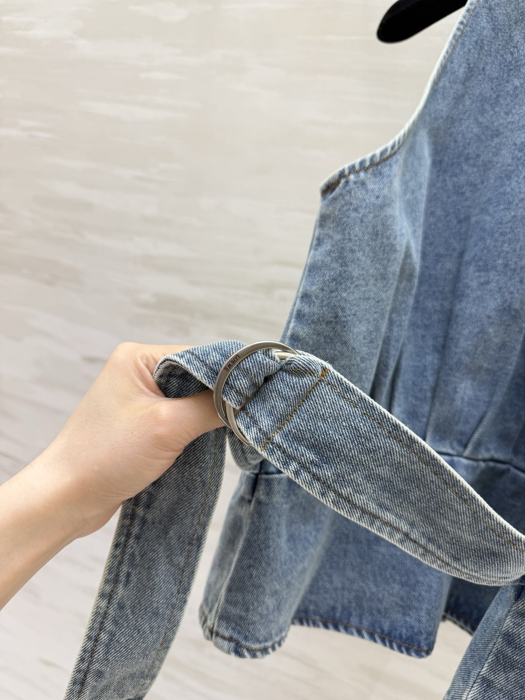 LOEW♡²⁶牛仔挂脖背心 | 夏日私服刚需 水洗做旧牛仔蓝 自带松弛滤镜 翻领+单排扣设计 利落又显瘦