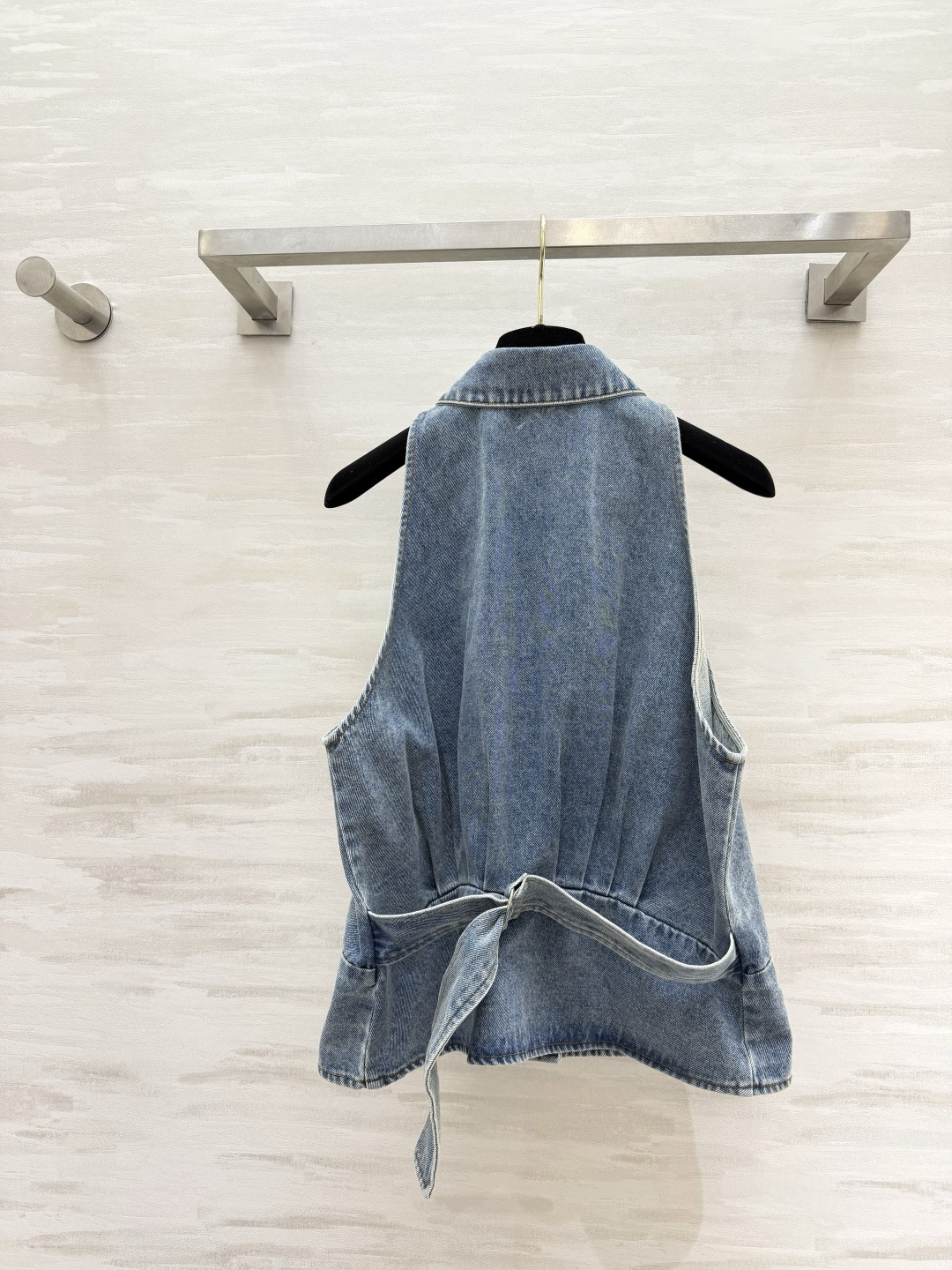 LOEW♡²⁶牛仔挂脖背心 | 夏日私服刚需 水洗做旧牛仔蓝 自带松弛滤镜 翻领+单排扣设计 利落又显瘦