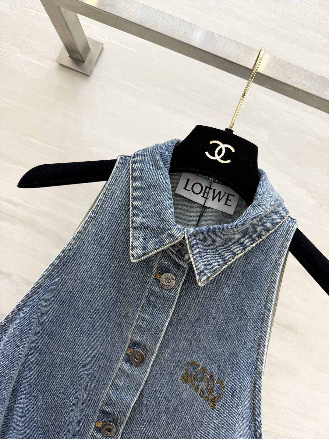 LOEW♡²⁶牛仔挂脖背心 | 夏日私服刚需 水洗做旧牛仔蓝 自带松弛滤镜 翻领+单排扣设计 利落又显瘦