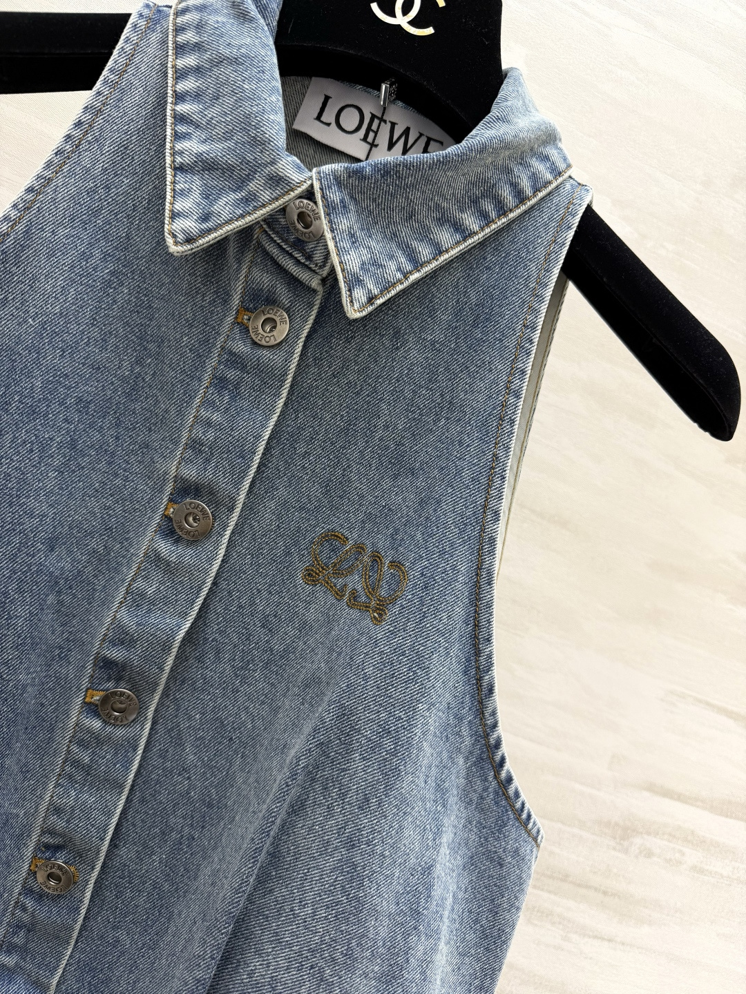 LOEW♡²⁶牛仔挂脖背心 | 夏日私服刚需 水洗做旧牛仔蓝 自带松弛滤镜 翻领+单排扣设计 利落又显瘦