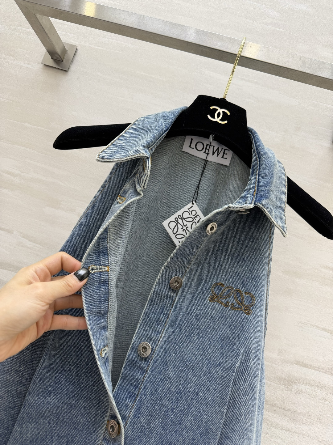 LOEW♡²⁶牛仔挂脖背心 | 夏日私服刚需 水洗做旧牛仔蓝 自带松弛滤镜 翻领+单排扣设计 利落又显瘦