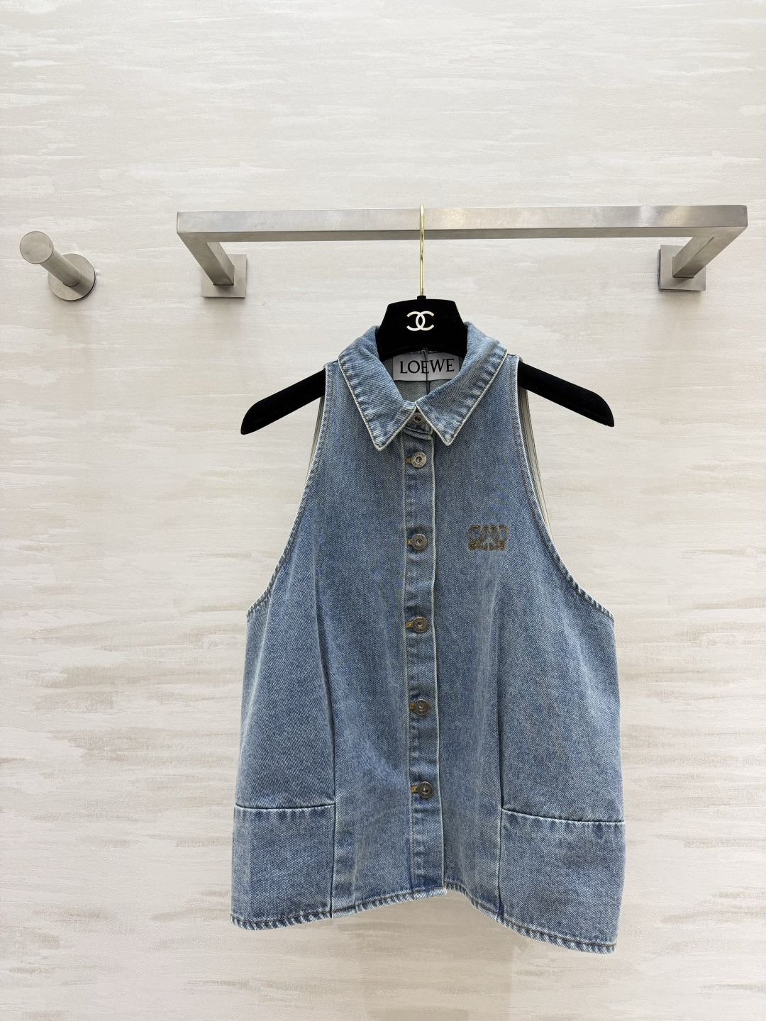 NO:859265,LOEW denim halterneck vest | A must-have for personal wear in the summer. Washed distressed denim blue. Comes with a relaxation filter. Lapel + single-breasted design. Neat and slim. Tie-up pleated details at the back. Quietly optimize waist shape. Embroidered brand logo is a low-key bonus. Suitable for daily wear and commuting!  One piece unlocks N kinds of matching. Easily adjust the Korean style to relax. High-quality customization. Available in stock first size S/M/L (S size bust 94, length 54), Loewe-clothing, loewe, loewe,19860909LOEW牛仔挂脖背心 | 夏日私服刚需 水洗做旧牛仔蓝 自带松弛滤镜 翻领+单排扣设计 利落又显瘦 背后系带收褶细节 悄悄优化腰型 刺绣品牌标识低调加分 日常/通勤都能打！一件解锁N种搭配 轻松拿捏韩系松弛感高品质定制 现货首发sizeS/M/L（s码胸围94,衣长54）,罗意威-服装,loewe,loewe,,Women's clothing