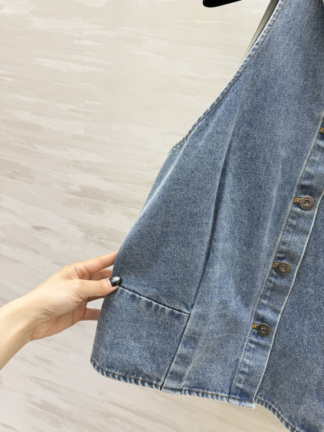 LOEW♡²⁶牛仔挂脖背心 | 夏日私服刚需 水洗做旧牛仔蓝 自带松弛滤镜 翻领+单排扣设计 利落又显瘦