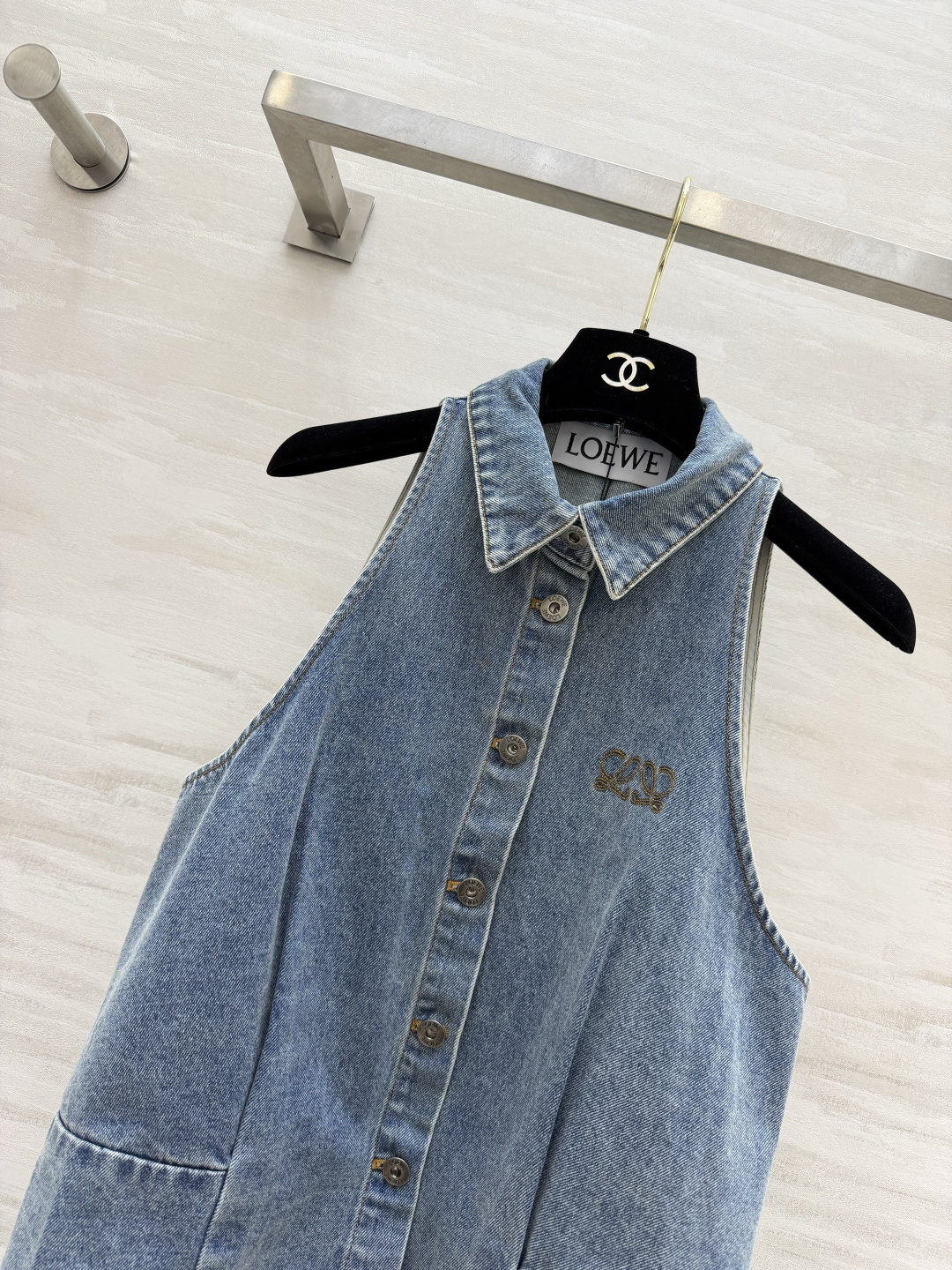 LOEW♡²⁶牛仔挂脖背心 | 夏日私服刚需 水洗做旧牛仔蓝 自带松弛滤镜 翻领+单排扣设计 利落又显瘦