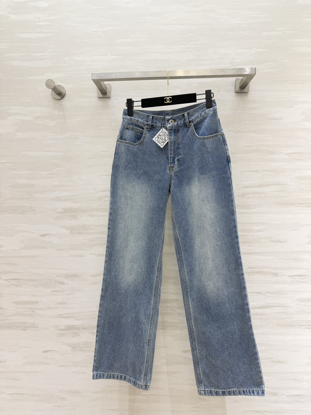 NO:859286,LOEW embroidered wide-leg jeans | Pants of the Year Classic washed denim blue Comes with retro relaxation filter Clean high-waisted straight wide-leg tailoring Creates a 37/7 ratio with one click Branded leather label on the back waist Signature embroidery on the back pocket is low-key and recognizable Soft and stylish denim fabric Not soft or tight Can be worn for daily commuting/outing on the street One pair can be worn in all seasons High-quality customization  Available in stock first size S/M/L (S size waist 66, hip 92, pants length 100), Loewe-clothing, loewe, loewe, jeans,19860909LOEW刺绣阔腿牛仔裤｜年度神裤 经典水洗牛仔蓝 自带复古松弛滤镜 利落高腰直筒阔腿剪裁 一键打造三七分比例 后腰品牌皮标 后袋标志性刺绣低调又有辨识度 软而有型的牛仔面料 不软塌不勒肉 日常通勤/出街都能打 一条穿遍四季高品质定制 现货首发sizeS/M/L（s码腰围66,臀围92,裤长100）,罗意威-服装,loewe,loewe,jeans,,Women's clothing