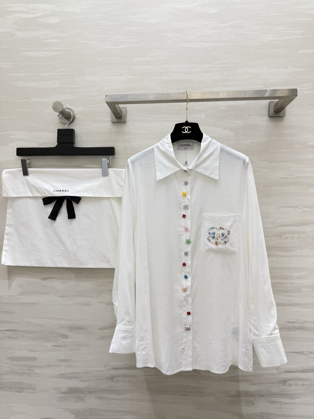 NO:859551,Chane Colorful Button Embroidered Shirt I am so impressed by the details of this white shirt!  Super healing rainbow colored buttons, pocket embroidery, each button has a hidden thought, gentle and smart, drapey cotton and linen fabric, the upper body is refreshing and slimming, high quality customization, available in stock, size 36/38/40 (shoulder width 38, bust 104, length 69), Chanel - clothing, chanel, chanel, shirts,19860909Chane彩扣刺绣衬衣 被这件白衬衫的细节狠狠拿捏了！超治愈的彩虹彩扣 口袋刺绣 每一颗纽扣都藏着小心思 温柔又灵动 垂坠感棉麻面料 上身清爽又显瘦 高品质定制 现货首发size36/38/40（36码肩宽38,胸围104,衣长69）,香奈儿-服装,chanel,chanel,shirts,,Women's clothing