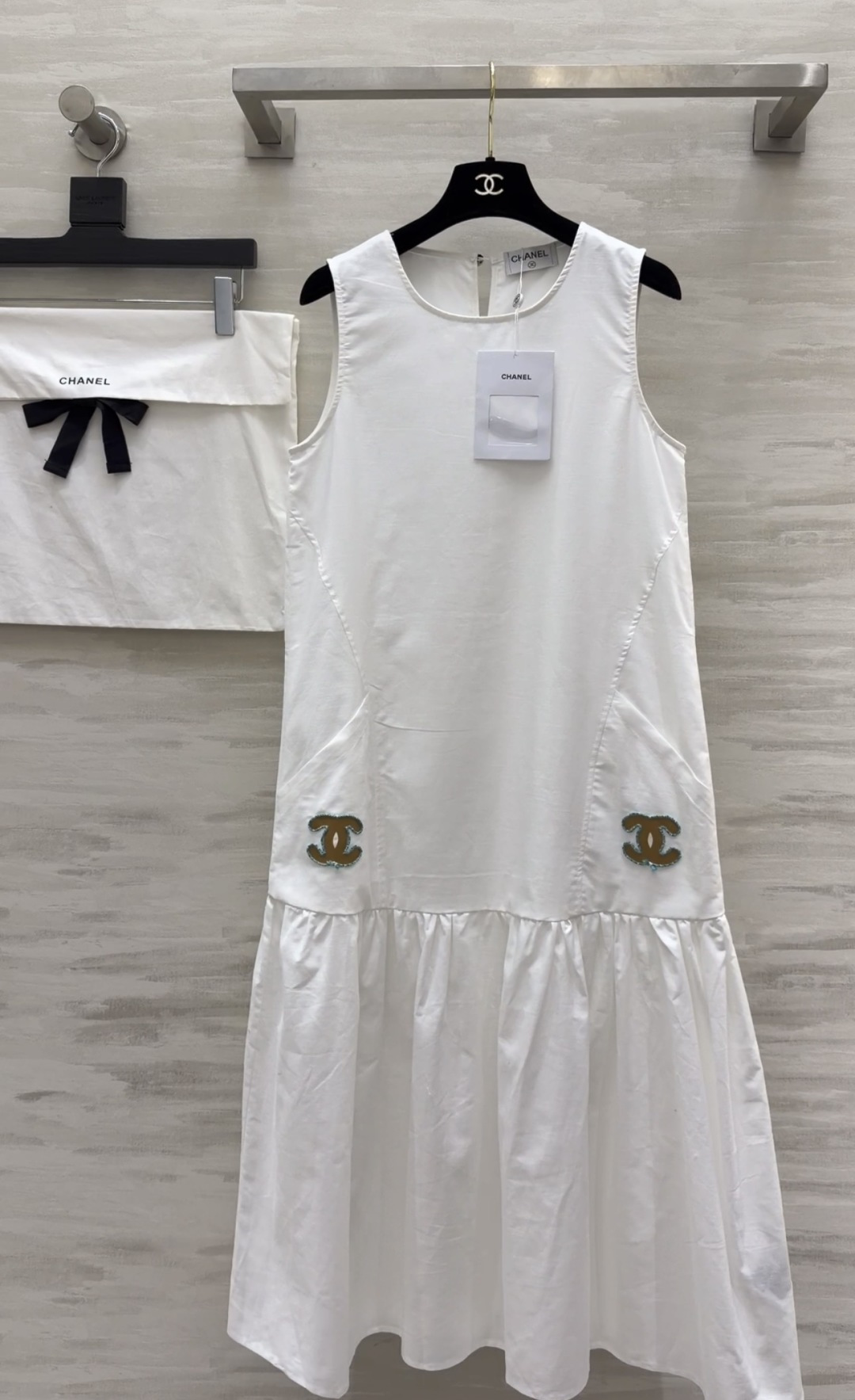 NO:859477,Chane White Moonlight natal skirt｜Tenderness and elegance coexist Simple sleeveless tailoring Ruffles on the skirt Refreshing and smart Double C embroidery embellishment on the pocket is low-key and exquisite Cotton and linen drape fabric upper body is super slim Suitable for daily use/dating/vacation One piece can be used for all occasions It is the White Moonlight in the wardrobe, high-quality customization  Available now, size 36/38/40 (36 size bust 88, skirt length 118), Chanel-clothing, chanel, chanel, skirts,19860909Chane白月光本命裙｜温柔与贵气并存 简约无袖剪裁 裙摆荷叶边 清爽又灵动 口袋处的双C刺绣点缀低调又精致 棉麻垂坠感面料上身超显瘦 日常/约会/度假都适配 一条搞定所有场合 是衣柜里的白月光没错了高品质定制 现货首发size36/38/40（36码胸围88,裙长118）,香奈儿-服装,chanel,chanel,skirts,,Women's clothing