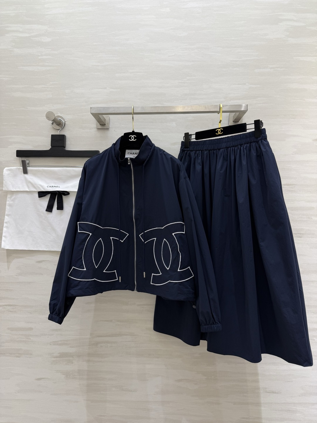 NO:859486,Chane Navy Blue Ceiling Suit｜Cool and elegant coexist. Double C embroidered short jacket. Full-skirt in the same color. It is elegant and gentle. The loose version raises the waistline. It hides the flesh and shows the proportion. The drape skirt has a lazy atmosphere. The upper body is luxurious and casual. It can be worn for daily/commuting/traveling. The sense of luxury directly attracts high-quality customization.  Available now, size 36/38/40 (size 36, shoulder width 50, bust 122, length 57, elastic waist 66, skirt length 78), Chanel-clothing, chanel, chanel, skirts, jackets & coats,19860909Chane藏蓝色天花板套装｜酷飒与优雅并存 双C刺绣短款外套 同色系大摆半裙 又A又温柔 宽松版型拉高腰线 藏肉又显比例 垂坠感半裙自带慵懒氛围 一套上身贵气又随性 日常/通勤/出游都能穿,高级感直接拉满高品质定制 现货首发size36/38/40（36码肩宽50,胸围122,衣长57,半裙松紧腰围66,裙长78）,香奈儿-服装,chanel,chanel,skirts,jackets & coats,,Women's clothing