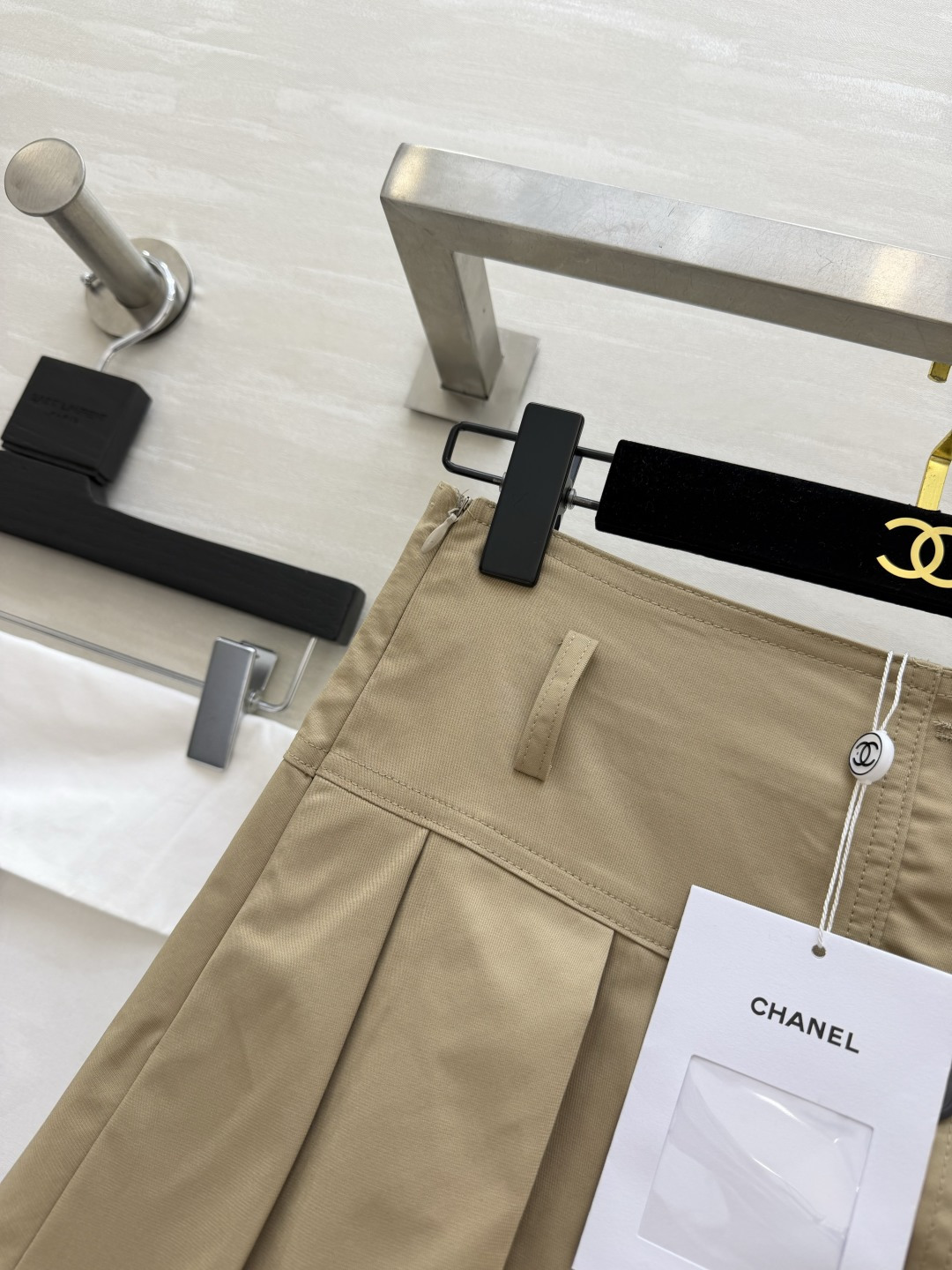 #Chane♡²⁶压褶半裙 俏皮甜美 内里安全裤设计 精致双C刺绣🪡高品质定制 现货首发size：36/