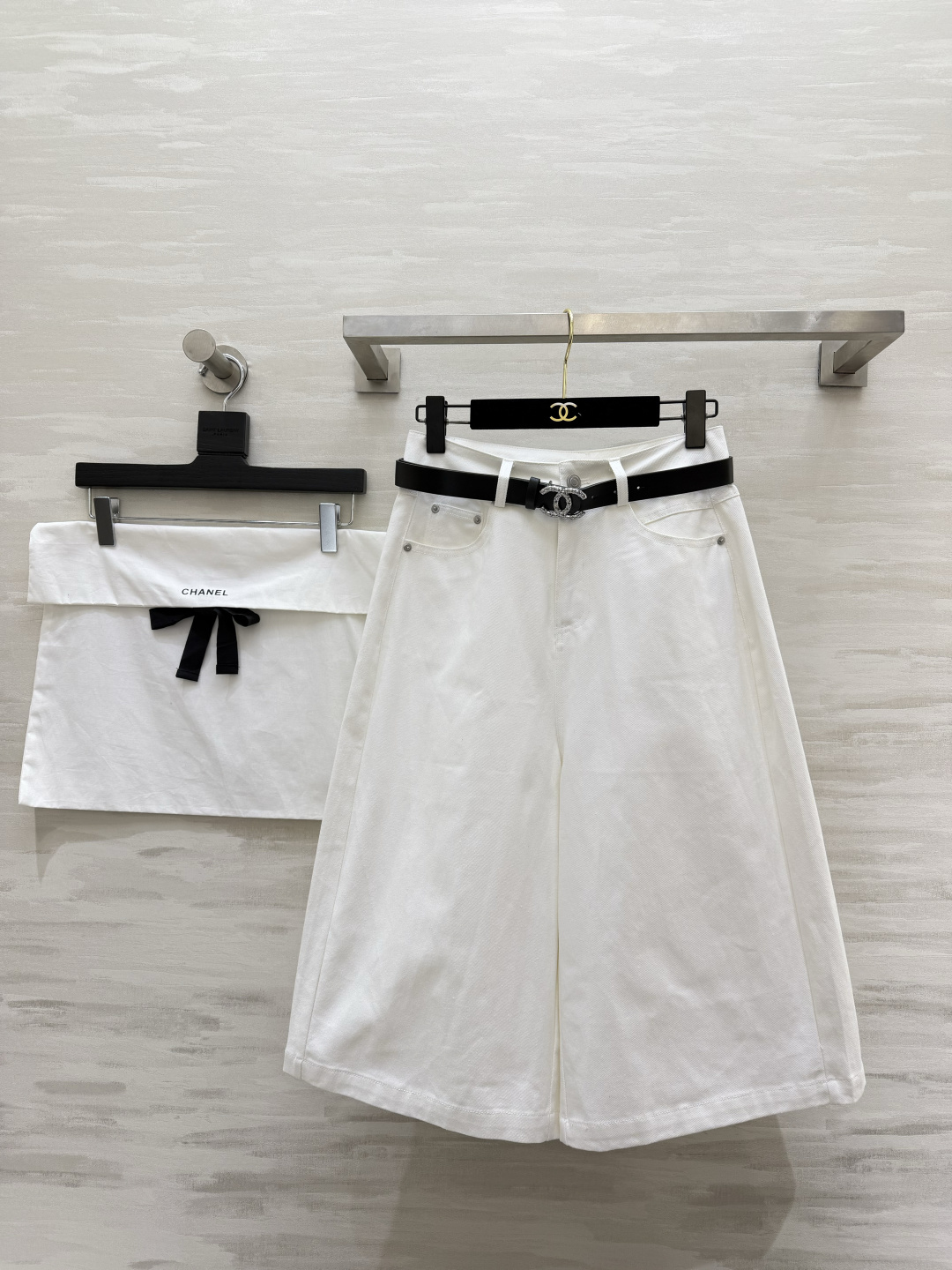 NO:859540,Chane black and white classic slimming pants, high-waisted and wide-leg version, comes with a double-C rhinestone belt, classy and elegant, drapey fabric, the upper body straightens the legs in seconds, hides flesh and shows proportions, both black and white are versatile, looks good with T-shirts/shirts, can be worn for daily commuting/dates, is a versatile and high-quality customization in the wardrobe  Available now, size 36/38/40 (size 36 waist 70, pants length 68), Chanel-clothing, chanel, chanel, shirts, tees, t-shirt,19860909Chane 黑白经典款显瘦神裤 高腰阔腿版型 配送双C水钻腰带 又A又贵气 垂坠感面料 上身秒变直腿 藏肉又显比例 黑白两色都百搭 配T恤/衬衫都好看 日常通勤/约会都能穿 是衣柜里的百搭万能款高品质定制 现货首发size36/38/40（36码腰围70,裤长68）,香奈儿-服装,chanel,chanel,shirts,tees，t-shirt,,Women's clothing