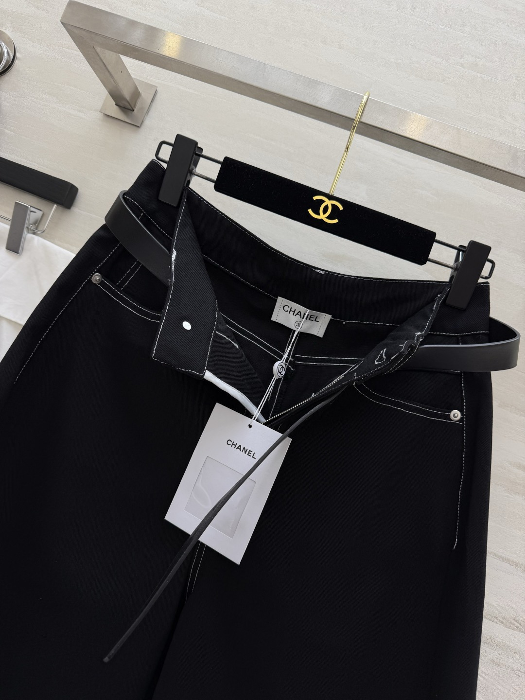 Chane♡²⁶🤍🖤 黑白经典款显瘦神裤 高腰阔腿版型 配送双C水钻腰带 又A又贵气 垂坠感面料 上身秒