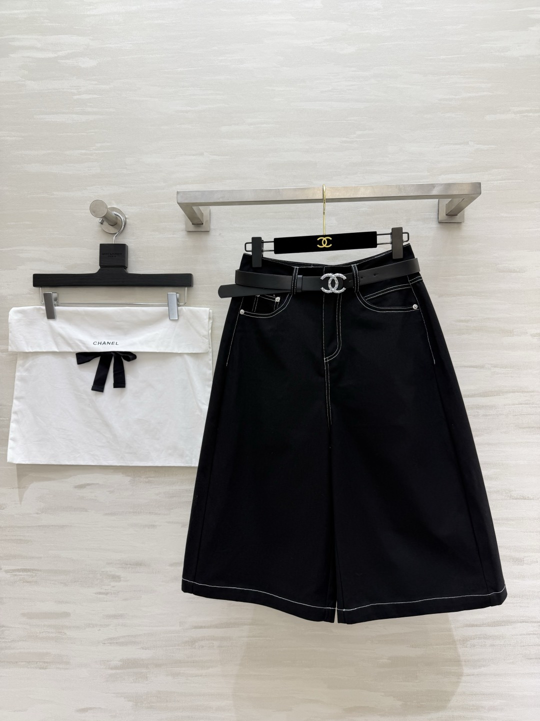 NO:859562,Chane black and white classic slimming pants, high-waisted and wide-leg version, comes with a double-C rhinestone belt, classy and elegant, drapey fabric, the upper body straightens the legs in seconds, hides flesh and shows proportions, both black and white are versatile, looks good with T-shirts/shirts, can be worn for daily commuting/dates, is a versatile and high-quality customization in the wardrobe  Available now, size 36/38/40 (size 36 waist 70, pants length 68), Chanel-clothing, chanel, chanel, shirts, tees, t-shirt,19860909Chane 黑白经典款显瘦神裤 高腰阔腿版型 配送双C水钻腰带 又A又贵气 垂坠感面料 上身秒变直腿 藏肉又显比例 黑白两色都百搭 配T恤/衬衫都好看 日常通勤/约会都能穿 是衣柜里的百搭万能款高品质定制 现货首发size36/38/40（36码腰围70,裤长68）,香奈儿-服装,chanel,chanel,shirts,tees，t-shirt,,Women's clothing