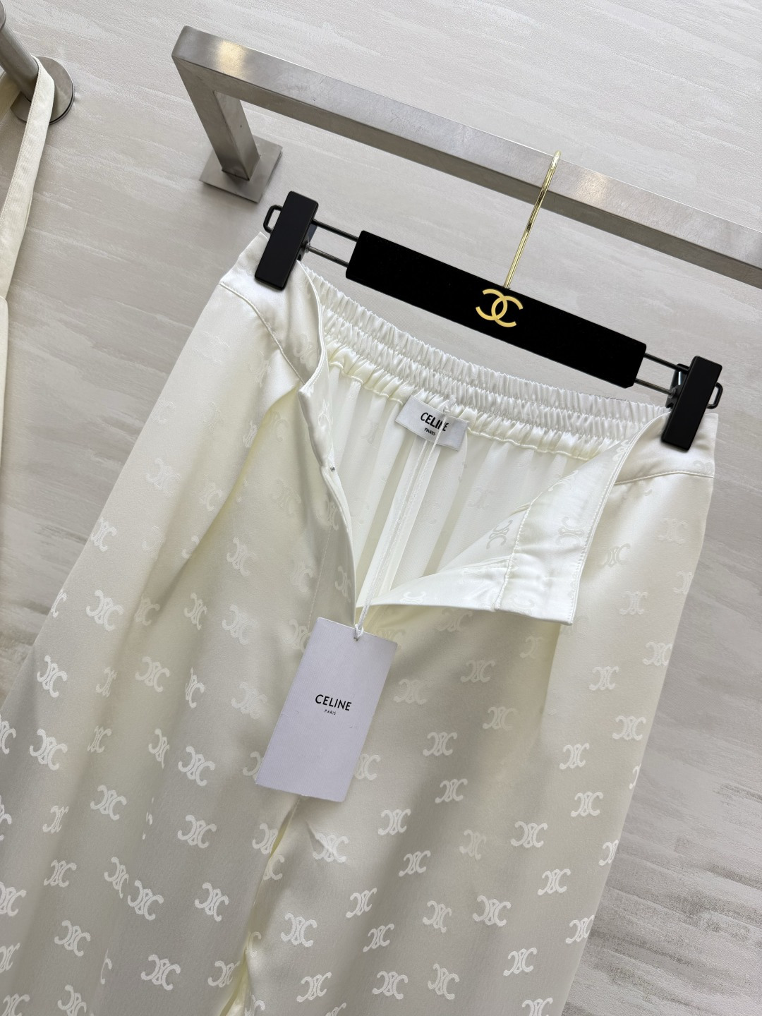 Celin♡²⁶醋酸提花裤 🤍🖤 自带贵气 暗纹提花垂坠醋酸缎面 低调又有质感 高腰阔腿版型 一秒拉长比