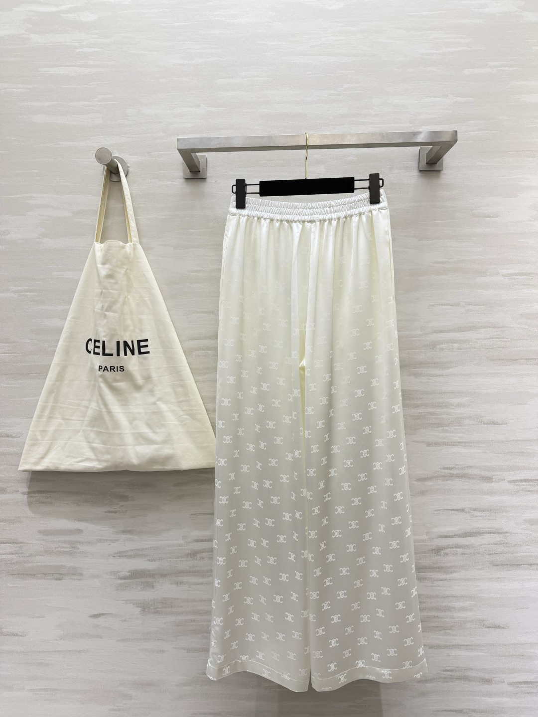 Celin♡²⁶醋酸提花裤 🤍🖤 自带贵气 暗纹提花垂坠醋酸缎面 低调又有质感 高腰阔腿版型 一秒拉长比
