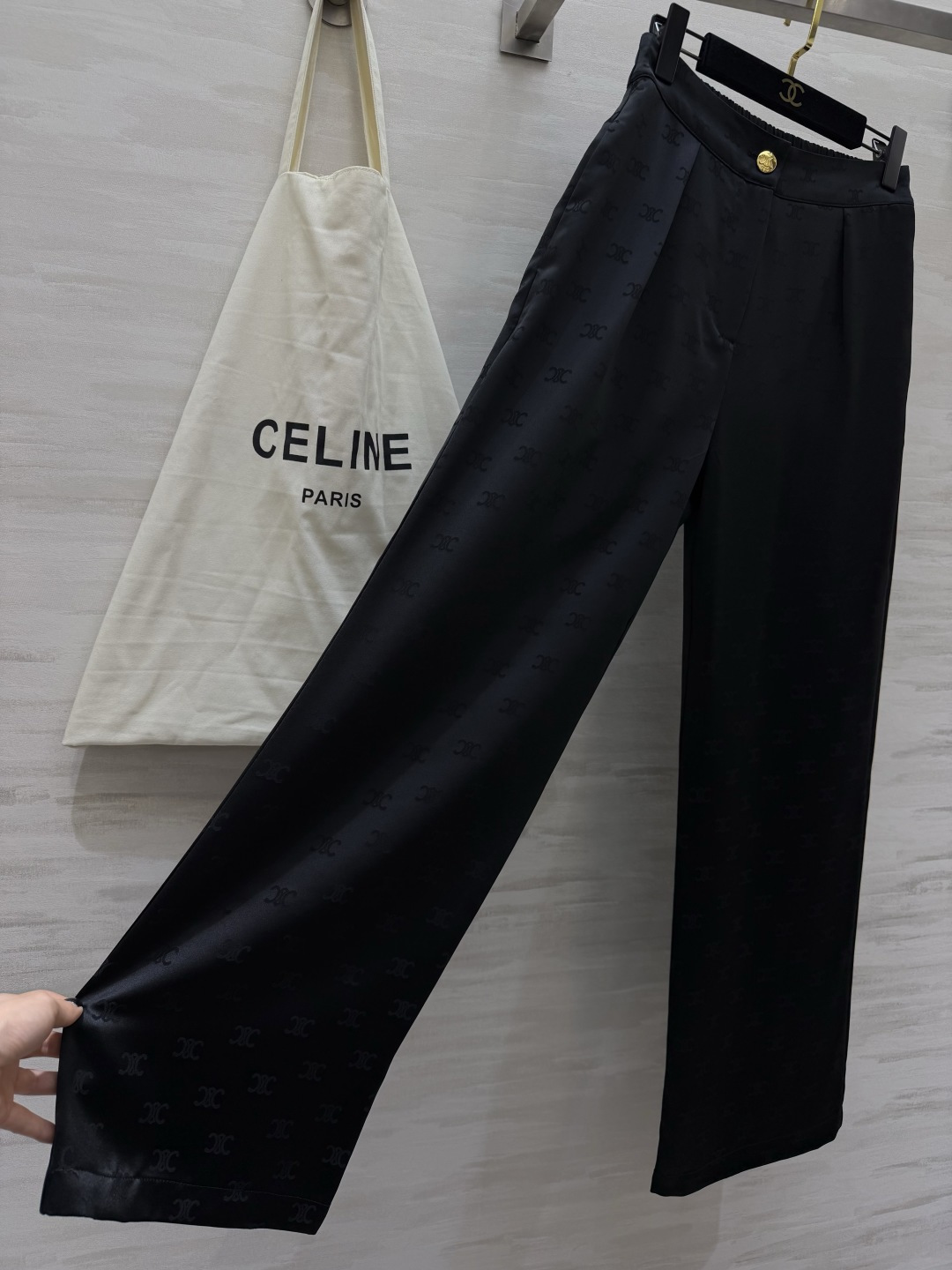 Celin♡²⁶醋酸提花裤 🤍🖤 自带贵气 暗纹提花垂坠醋酸缎面 低调又有质感 高腰阔腿版型 一秒拉长比