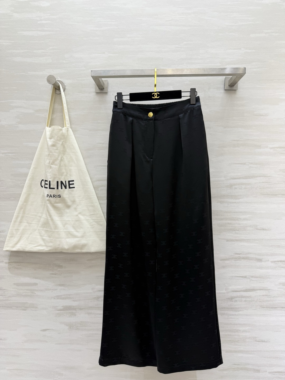 NO:859612,Celin acetate jacquard pants have a sense of elegance. Dark textured jacquard draped acetate satin. Low-key and textured. High-waisted and wide-leg version. Elongates the proportion in one second. It hides fat and looks slim. Both black and white are versatile. They look good with T-shirts/shirts/shirts. They can be worn for commuting/dating/daily wear. The sense of luxury directly attracts high-quality customization.  Available in stock first size S/M/L/XL (M size elastic waist 68, pants length 102), Celine-clothing, celine, celine, shirts, tees, t-shirt,19860909Celin醋酸提花裤 自带贵气 暗纹提花垂坠醋酸缎面 低调又有质感 高腰阔腿版型 一秒拉长比例 藏肉又显瘦 黑/白两色都百搭 配T恤/衬衫/小衫都好看 通勤/约会/日常都能穿 高级感直接拉满高品质定制 现货首发sizeS/M/L/XL（M码弹力腰围68,裤长102）,赛琳-服装,celine,celine,shirts,tees，t-shirt,,Women's clothing